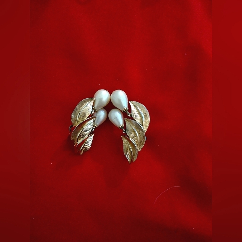 TRIFARi earrings from the late 30's gold leafs excellent condition.
